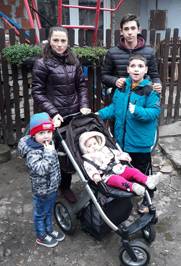 САМОХРАНА МАЈКА СЕ БОРИ СА ДУГОВИМА: Хоће да плати комуналије, али нема одакле